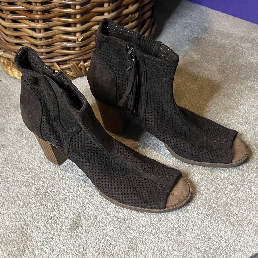 SM New York NWOB Brown Peep-Toe Heeled Shoes